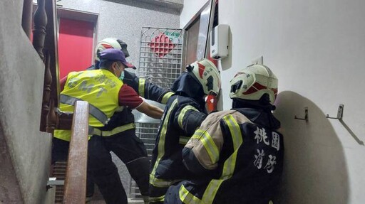 桃園男子與家人衝突持刀反鎖屋內 警消破門化解危機