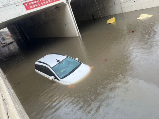 雨彈狂炸桃園!平鎮環南地下道積水封閉 汽車慘泡水拋錨