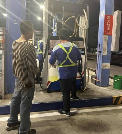汽車因1事卡停車場出入口動彈不得 大園警神救援