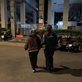 失智婦街頭徘徊遇熱心店家收留 壢警用「這方式」助平安返家