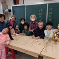觀音育仁國小邀藝師傳授客家技藝 銀幼體驗DIY竹編童玩