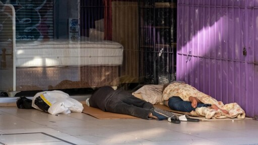 傻眼!他心情不好竟燒街友棉被 公園溜滑梯、地墊被波及