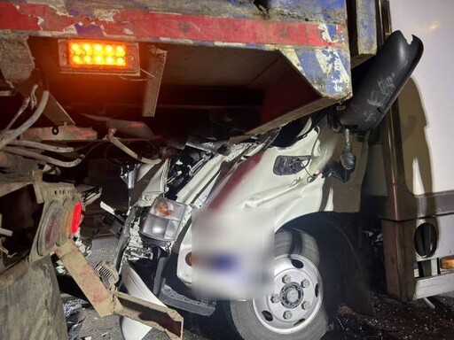 小貨車猛撞聯結車屁股 車頭慘況曝
