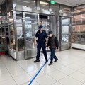 失智翁獨自離家搭車失聯 楊梅警火速尋人「在這」找到他