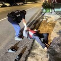 7旬翁倒臥路邊狂冒冷汗 大園警即刻救援
