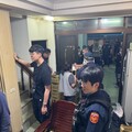 賭場藏身透天厝 龍潭警深夜攻堅逮人