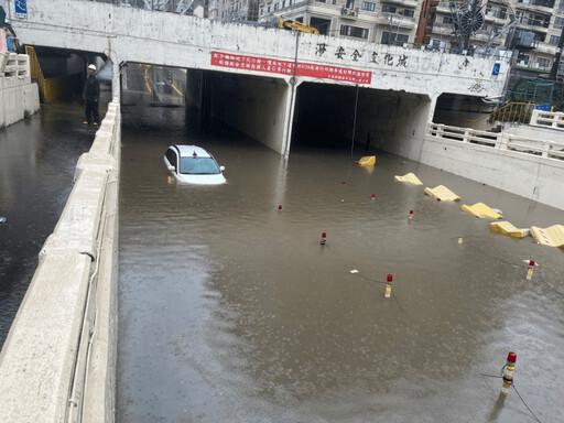 平鎮環南地下道LED看板失靈害汽車泡水拋錨?桃園工務局澄清