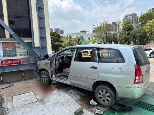 【有片】八德公所前車禍!轎車逆衝撞牆波及行人釀1死1傷