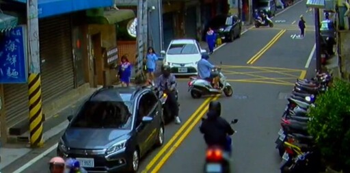 違規迴轉惹糾紛!男子不滿遭按喇叭當街爆口角衝突