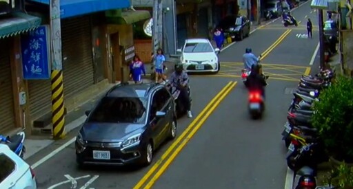 違規迴轉惹糾紛!男子不滿遭按喇叭當街爆口角衝突
