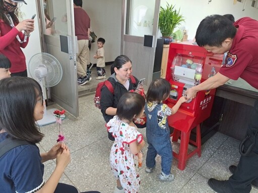 圳頂消防分隊歡慶母親節 帶小朋友做康乃馨、學防火知識