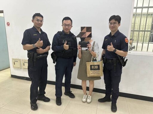 皮夾遭竊還被丟草叢!桃園暖警夜搜1小時幫她找回