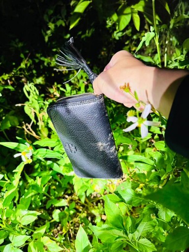 皮夾遭竊還被丟草叢!桃園暖警夜搜1小時幫她找回