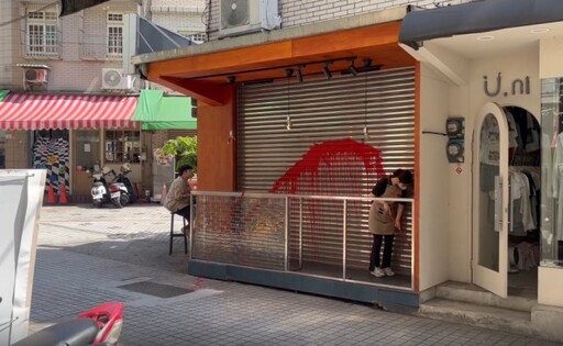 【有片】評男子刺青像「導航失誤」中壢店家慘遭潑漆砸玻璃