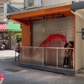 【有片】評男子刺青像「導航失誤」中壢店家慘遭潑漆砸玻璃
