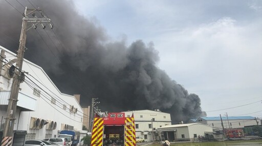 蘆竹工廠惡火濃煙竄天 百公噸油品陷火海警消持續灌救