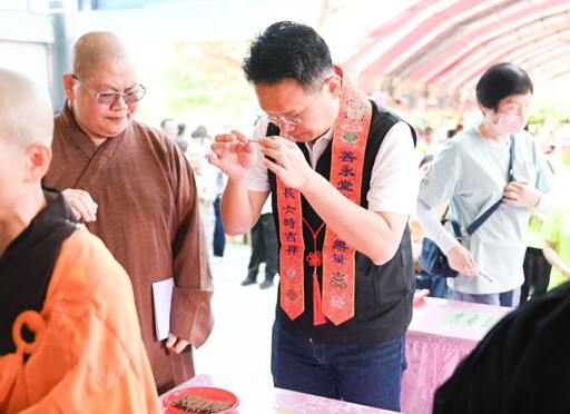 新屋善永寺長年扶持弱勢學童 蘇俊賓讚揚善良力量的典範