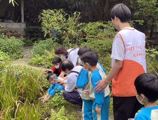 龍華科大攜手龜山社區 陪學童野放螢火蟲體驗生命奧秘
