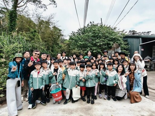 霞雲國小課程融入防災教育 學童彩繪擋土牆畫出家鄉文化