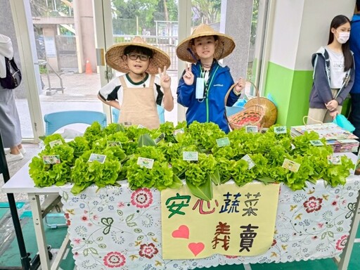 平鎮新勢國小61周年校慶熱鬧登場 學生賣友善蔬菜做公益