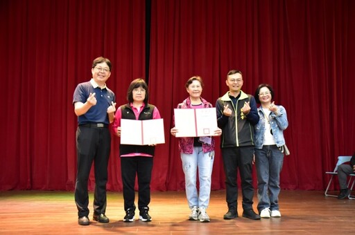 平鎮新勢國小61周年校慶熱鬧登場 學生賣友善蔬菜做公益