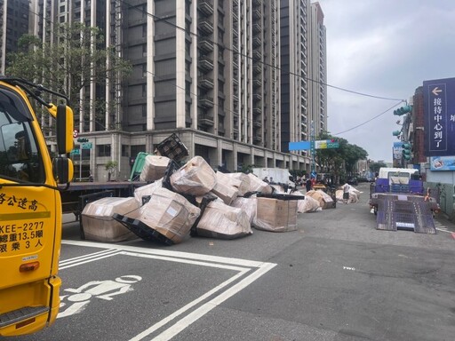 【有片】小客車鬼切與直行大貨車碰撞 貨物散落一地阻通行