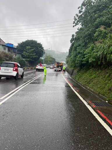 豪雨導致龜山東萬壽路土石坍方 路過騎士慘摔掛彩