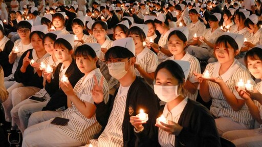 長庚科大加冠典禮點亮蠟燭 300護理生傳承救人使命