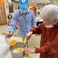 桃樂居日照中心辦母親節蛋糕DIY 長輩專注手作笑聲不斷