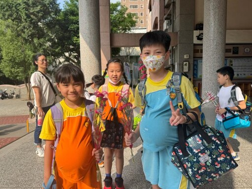 莊敬國小千朵康乃馨獻母親 溫馨五月情傳遞感恩教育