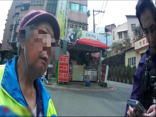 8旬老婦迷途街頭徘徊臉露驚恐 壢警耐心安撫助返家
