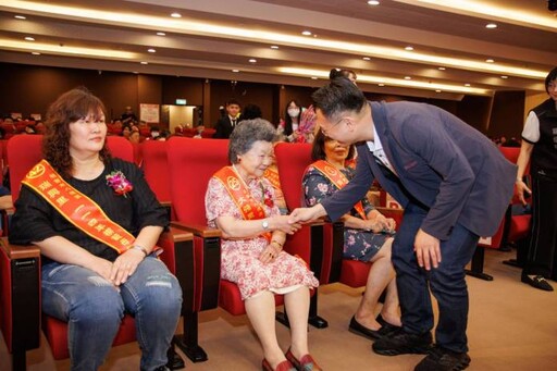 八德區公所表彰53位模範母親 與會貴賓致敬女力貢獻