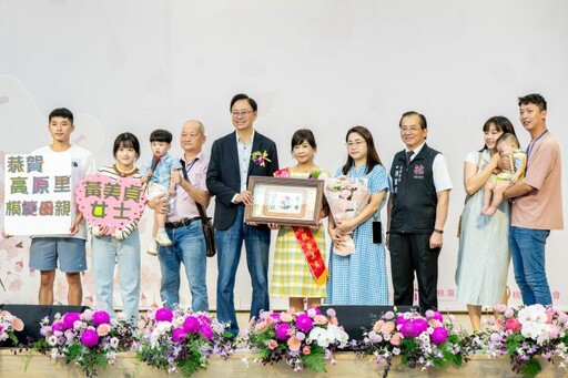 表揚47位模範媽媽 張善政:應將每一天都視為母親節