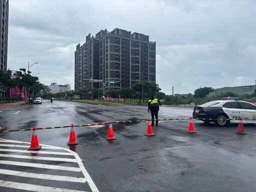 龜山路樹倒塌造成交通中斷 員警設立管制提醒改道