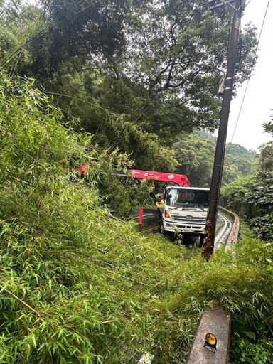 龜山路樹倒塌造成交通中斷 員警設立管制提醒改道