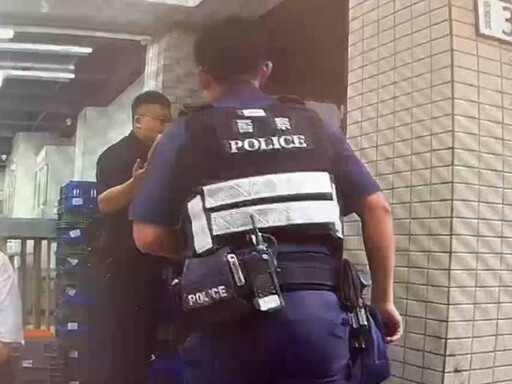 【有片】男子酒醉誤開警車門遭管束 自稱認錯車質疑執法過當