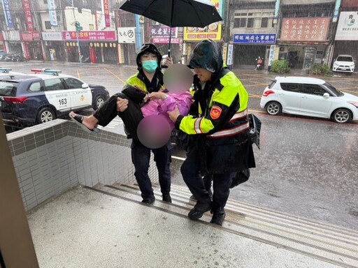 天雨路滑!買菜婦摔倒無法起身 龜山警當機立斷「公主抱」