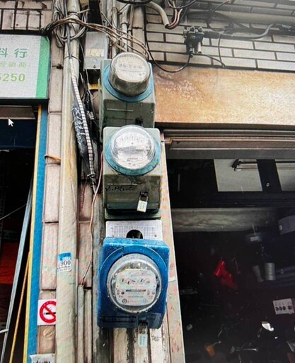 【有片】貨車硬擠「A到電錶」火花乍現 下秒竟直接開走