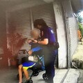 9旬老翁外出買早餐突頭暈路倒 八德暖警勸說及時送醫