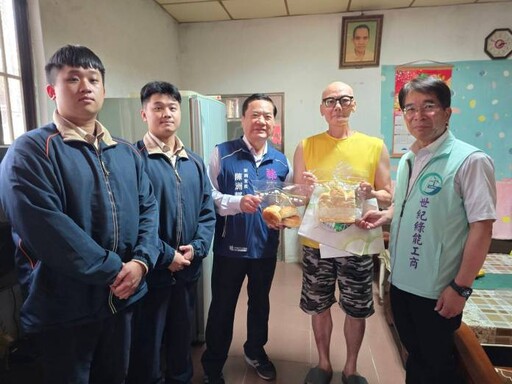 世紀綠能工商烘焙檢定做公益 攜龜山公所贈麵包助弱勢