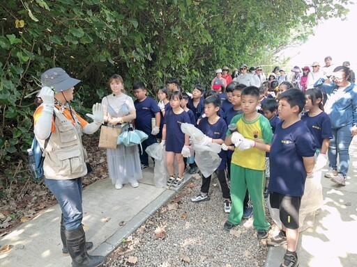 桃市圖草漯分館前進沙丘 帶學子淨灘了解生態知識