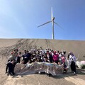 桃市圖草漯分館前進沙丘 帶學子淨灘了解生態知識