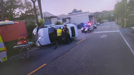 清晨連撞2小貨車!八德小客車慘翻覆路旁