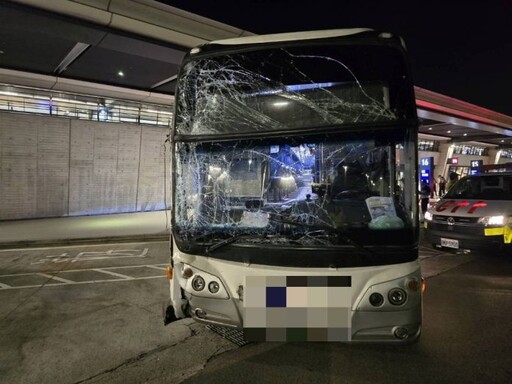 才出發就撞牆!機場巴士凌晨離奇自撞 31人緊急送醫