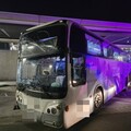 才出發就撞牆！機場巴士凌晨離奇自撞 31人緊急送醫
