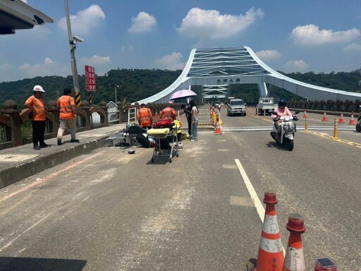 73歲騎士大溪崁津橋自撞施工圍欄 一度失去呼吸心跳