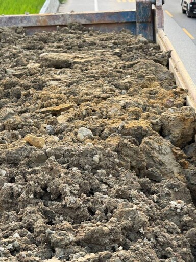 35噸砂石車非法載廢棄物未帶證明 桃市環保局扣車查辦