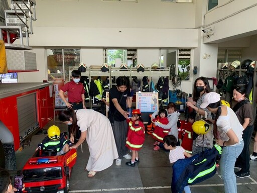 青埔小小消防員體驗營登場 變裝射水學防災樂趣多