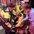 7旬老翁推車買早餐不慎跌倒 幸獲警救助平安返家