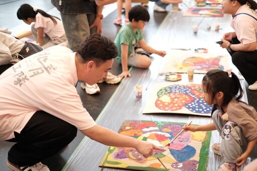 桃園青年局志工攜手世界展望會 培養孩童數位與藝術涵養